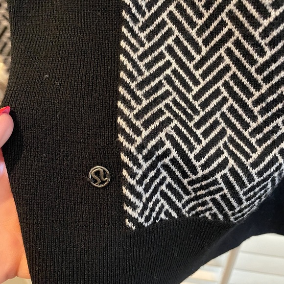 Lululemon Size 4, Black and white sweater - Picture 3 of 5